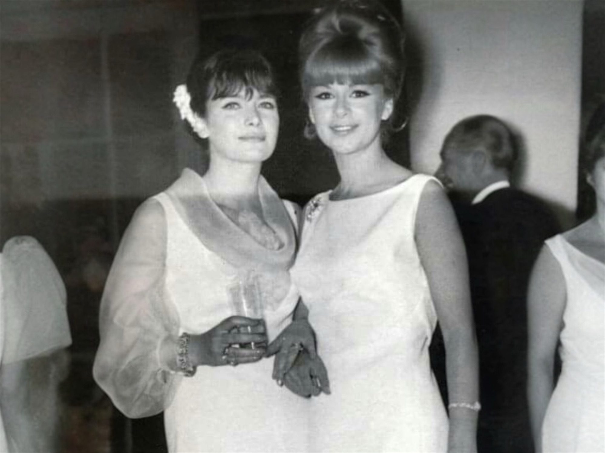 Η σπάνια φωτογραφία της Αλίκης Βουγιουκλάκη με την Τζένη Καρέζη στο Λυγουριό